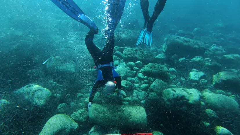 Prof. Bartosz Kontny prowadzi dokumentację pozostałości portu w Ptolemais. Fot. Artur Brzóska