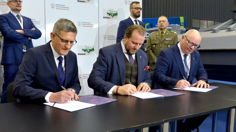 List podpisują od lewej: prof. Wojciech Chmiel, Marcin Ryngwelski, prof. Krzysztof Wilde. Z prawej strony stoją Maciej Samsonowicz i gen. bron. Krzysztof Król. Fot. Krzysztof Krzempek / Politechnika Gdańska