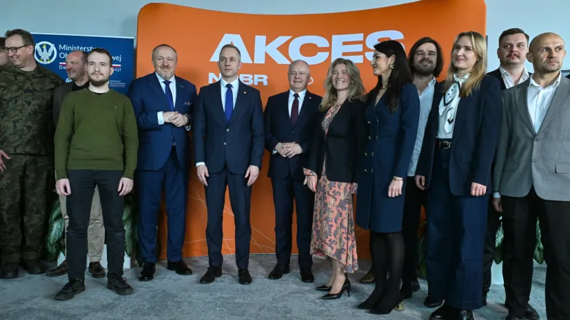 , 29.04.2026. Wiceminister obrony narodowej Cezary Tomczyk (5L), dyrektor Departamentu Innowacji MON gen. bryg. Marcin Górka (L), dyrektor Narodowego Centrum Badań i Rozwoju prof. Jerzy Małachowski (4L), prezes zarządu Akces NCBR Arleta Malasińska (6P) i wiceminister nauki i szkolnictwa wyższego Marek Gzik (7P) podczas inauguracji programu akceleracyjnego MilTech Akces NCBR, 29 bm. w Warszawie. Jest to inicjatywa wspierająca rozwój technologii dla sektora bezpieczeństwa i obronności, realizowana w partnerstwie z Ministerstwem Obrony Narodowej. (aldg) PAP/Piotr Nowak