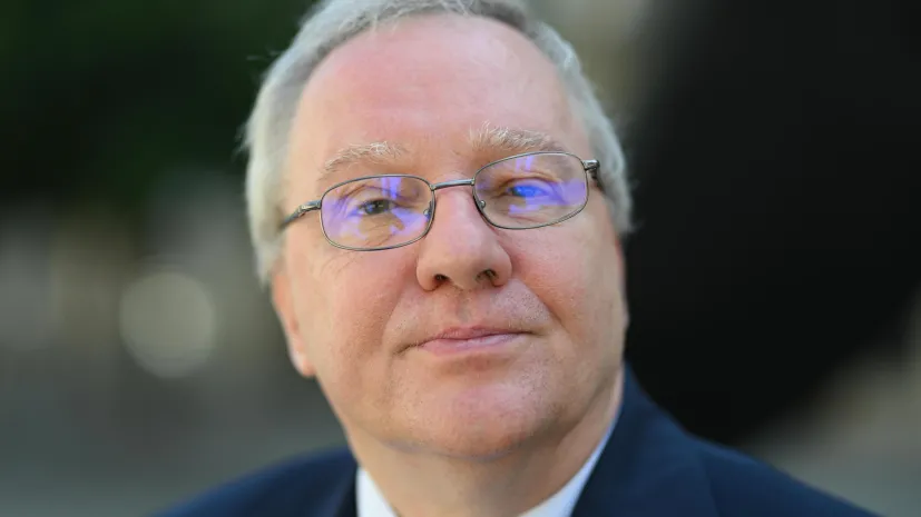 Warszawa, 26.05.2026. Rektor Uniwersytetu Wrocławskiego prof. dr hab. Robert Olkiewicz przed siedzibą PAP w Warszawie, 26 bm. PAP i Fundacja Polskiej Agencji Prasowej oraz Uniwersytet Wrocławski podpisały porozumienie o współpracy. PAP/Marcin Obara