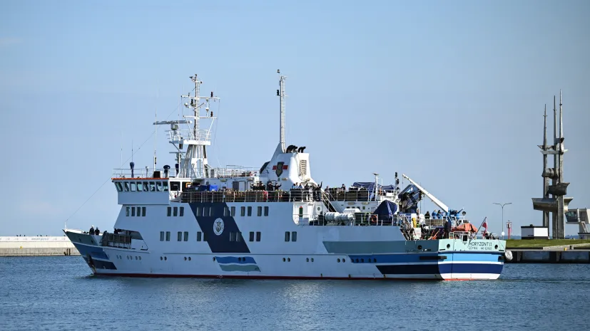 Gdynia, 01.06.2026. Statek szkoleniowo-badawczy Uniwersytetu Morskiego w Gdyni „Horyzont II” opuszcza Nabrzeże Kutrowe w Gdyni, 1 bm. 15 członków stałej załogi, 18 studentów-praktykantów Wydziału Elektrycznego UMG wraz z opiekunem oraz 15 polarników z Instytutu Geofizyki Polskiej Akademii Nauk wyruszyło w rejs na Spitsbergen. PAP/Adam Warżawa