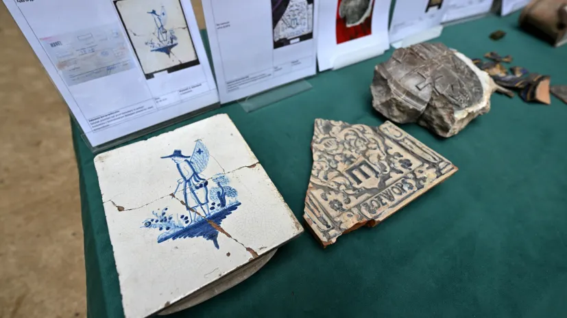 , 15.06.2026. Cenne zabytki archeologiczne związane z historią Zamku i rodu Ossolińskich na Zamku Krzyżtopór w Ujeździe, 15 bm. Wśród powracających do miejsca pochodzenia po ponad 50 latach przedmiotów znajdują się m.in. wysokiej klasy kafle delftyjskie, naczynia, elementy wyposażenia wnętrz oraz przedmioty codziennego użytku z XVII wieku. Wydarzenie towarzyszy podpisaniu umowy o współpracy pomiędzy Uniwersytetem Jana Kochanowskiego w Kielcach a Miastem i Gminą Iwaniska – organizatorem Instytucji Kultury Zamek Krzyżtopór. PAP/Piotr Polak 