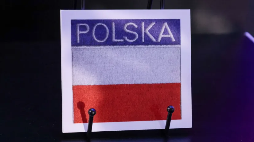 Warszawa, 07.07.2025. Prezentacja duplikatów przedmiotów które astronauta Sławosz Uznański-Wiśniewski zabrał ze sobą w kosmos, w stołecznym Centrum Nauki Kopernik. Fot. PAP/Albert Zawada