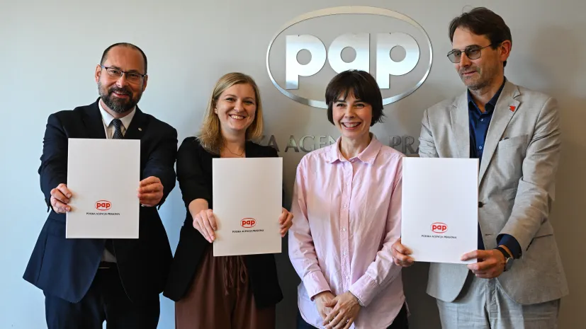 24.06.2026. Dyrektor generalny PAP Marek Błoński (L), rektor Uniwersytetu Łódzkiego prof. dr hab. Rafał Matera (P), prezes zarządu Fundacji Polskiej Agencji Prasowej Magdalena Chodak (2P) oraz członek zarządu Fundacji Polskiej Agencji Prasowej Magdalena Żuk (2L) w siedzibie PAP w Warszawie, 24 bm. PAP i Fundacja Polskiej Agencji Prasowej oraz Uniwersytet Łódzki podpisały porozumienie o współpracy. (mr) PAP/Radek Pietruszka