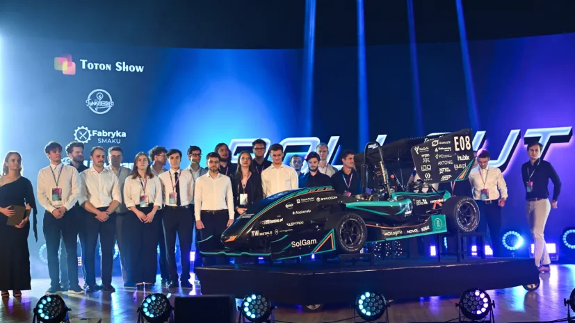 Rzeszów, 02.07.2026. Oficjalna premiera najnowszego bolidu wyścigowego klasy Formula Student Politechniki Rzeszowskiej im. Ignacego Łukasiewicza, 2 bm. Bolid PMT-08E to efekt pracy interdyscyplinarnego zespołu Koła Naukowego Formuła Student Rzeszów. Dla studentów to okazja do zaprezentowania nowej konstrukcji i opowiedzenia o zastosowanych rozwiązaniach technicznych, procesie projektowania i budowy pojazdu oraz sukcesach osiągniętych w obecnym sezonie. (mr) PAP/Darek Delmanowicz
