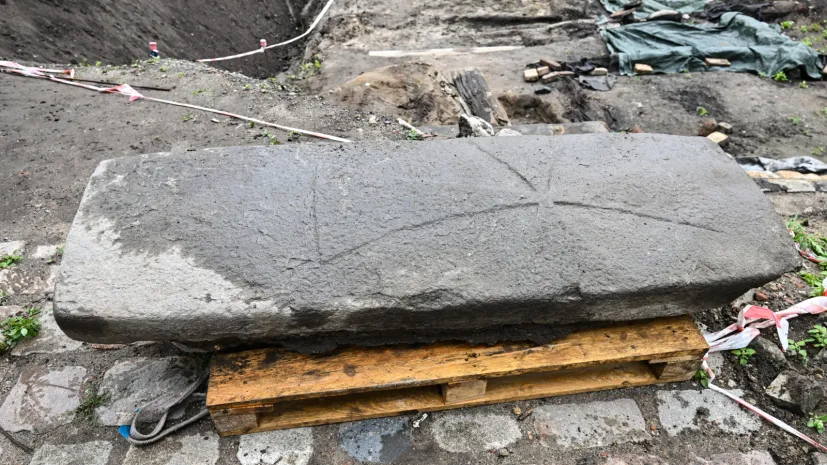 Gdańsk, 07.07.2026. Wykopaliska w Gdańsku, gdzie archeolodzy natrafili na artefakt, płytę nagrobną z reliefem krzyża łacińskiego z XIII wieku. PAP/Marcin Gadomski