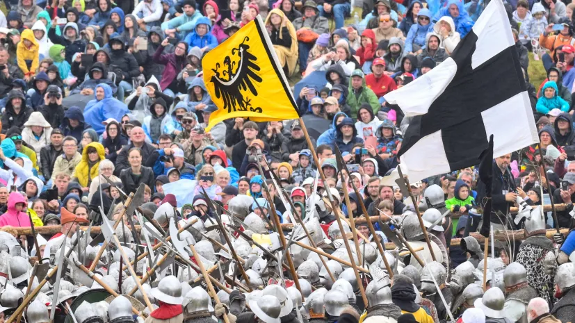12.07.2025. Inscenizacja bitwy pod Grunwaldem na polach grunwaldzkich pod Stębarkiem. PAP/Andrzej Jackowski