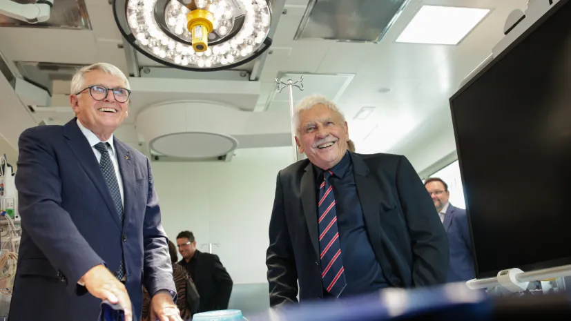 22.07.2026. Kardiochirurdzy prof. Andrzej Bochenek (L) i prof. Stanisław Woś (P) podczas uroczystości nadania ich imienia hybrydowej sali operacyjnej w Górnośląskim Centrum Medycznym Śląskiego Uniwersytetu Medycznego w Katowicach. PAP/Jarek Praszkiewicz
