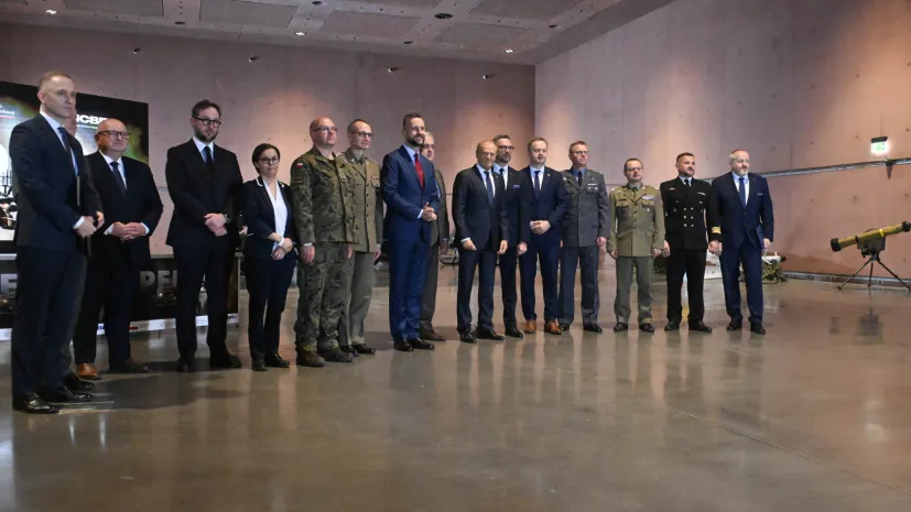23.07.2026. Premier Donald Tusk (7P), wicepremier, minister obrony narodowej Władysław Kosiniak-Kamysz (8L), minister nauki i szkolnictwa wyższego Marcin Kulasek (6P), wiceminister obrony narodowej Cezary Tomczyk (L) oraz wiceminister nauki i szkolnictwa wyższego Marek Gzik (P) podczas wydarzenia "Innowacje na rzecz obronności i bezpieczeństwa - ruszają kolejne projekty PERUN" na terenie Muzeum Wojska Polskiego w Warszawie, 23 bm. Program PERUN jest wspólną inicjatywę Ministerstwa Obrony Narodowej, Ministerstwa Nauki i Szkolnictwa Wyższego oraz Narodowego Centrum Badań i Rozwoju, której celem jest wsparcie rozwoju nowoczesnych technologii obronnych. W trakcie wydarzenia zostanie podpisanych 14 kolejnych umów między NCBR a polskimi podmiotami z sektora przemysłowego i naukowego w ramach programu PERUN. (jm) PAP/Piotr Nowak