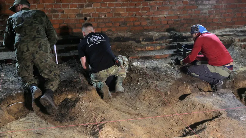 , 11.07.2026. Badania archeologiczne w domu Hermanna Goeringa na terenie Wilczego Szańca w miejscowości Gierłoż, 11 bm. Przed dwoma laty gdańska Fundacja Latebra znalazła w domu Goeringa szkielety ludzi - dorosłych i dzieci. Początkowo informowano o pięciu osobach, ostatecznie ustalono, że było ich sześć. Szkielety były zakopane płytko w ziemi, na głębokości ok. 20 cm w niepodpiwniczonej części budynku. Nie miały dłoni i stóp. Mimo, iż śledztwo w tej sprawie prowadziła prokuratura, nie udało się ustalić ani kim są ofiary, ani kiedy i w jakich okolicznościach straciły życie. Nie wiadomo też, dlaczego pochowano je właśnie w tym miejscu. Dochodzenie umorzono. PAP/Tomasz Waszczuk