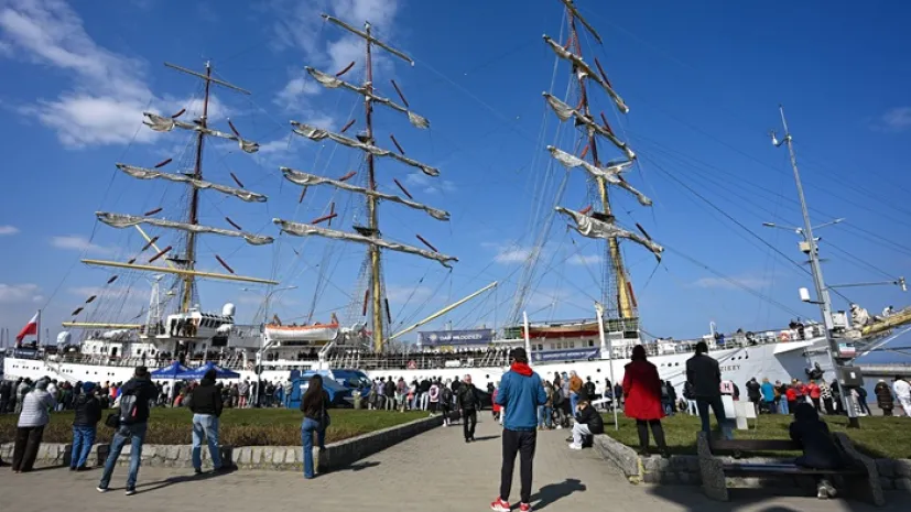 Uroczyste wyjście z portu w Gdyni szkolnej fregaty „Dar Młodzieży”. Jednostka wyruszyła w rejs do Stanów Zjednoczonych, realizowany w ramach wydarzenia Sail 250 z okazji 250-lecia niepodległości USA. (amb) PAP/Adam Warżawa