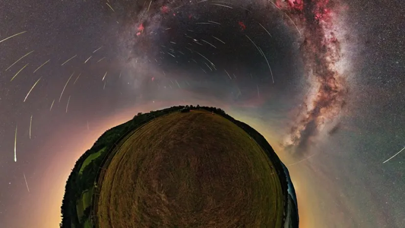 Wyróżnione zdjęcie M. Rosadzińskiego (@krakow_astrophotography) pt. Planeta Meteorow (fragment);  https://apod.nasa.gov/apod/ap260812.html