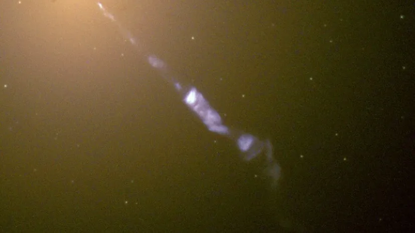 Eliptyczna galaktyka M87 emitująca dżet, w obrazie z teleskopu Hubble'a (z powodu dużego kąta pomiędzy dżetem a linią wzroku centrum nie jest jednak klasyfikowane jako blazar!) Wikipedia, domena publiczna