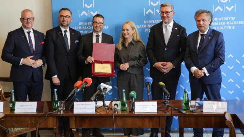 Olsztyn, 07.09.2026. Wiceminister funduszy i polityki regionalnej Jacek Karnowski (P), minister zdrowia  Jolanta Sobierańska-Grenda (3P), minister nauki i szkolnictwa wyższego  Marcin Kulasek (2L), wojewoda warmińsko-mazurski Radosław Król (L), dyrekror Uniwersyteckiego Szpitala Klinicznego Bogdan Włodarczyk (3L) i rektor Uniwersytetu Warmińsko-Mazurskiego w Olsztynie prof. Jerzy A. Przyborowski (2P) podczas konferencji prasowej w Olsztynie, 7 bm. Temat: Rozwój medycyny akademickiej w Olsztynie i inwestowanie pieniędzy z KPO w województwie warmińsko-mazurskim. (aldg) PAP/Tomasz Waszczuk