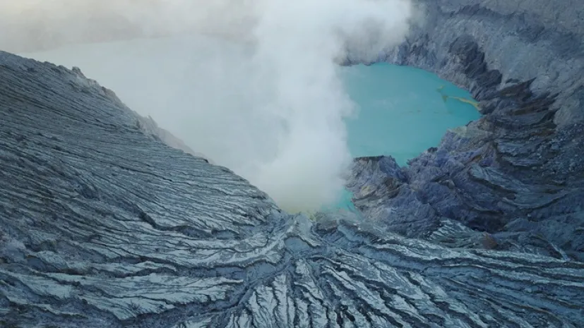 Krater aktywnego wulkanu Ijen wypełniony niebieskim jeziorem kwasu siarkowego na wschodniej Jawie w Indonezji, autor: Tomasz Aurora, fot. Adobe Stock