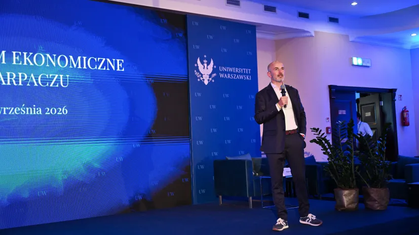 Karpacz, 08.09.2026. Prezes Fundacji Nauka Tomasz Rożek podczas wystąpienia "Od węgla do gwiazd. Centrum kosmiczne Wujek" w pierwszym dniu XXXV Forum Ekonomicznego w Karpaczu, 8 bm. Tegoroczna edycja forum odbywa się pod hasłem "Architektura nowego porządku – stabilność w czasach zmian".  PAP/Maciej Kulczyński