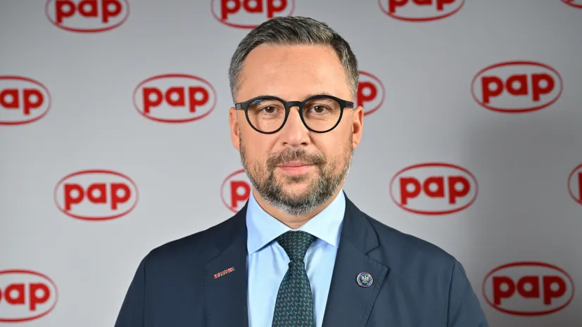 09.09.2026. Minister nauki i szkolnictwa wyższego Marcin Kulasek gości w studiu PAP w drugim dniu XXXV Forum Ekonomicznego w Karpaczu, 9 bm. odbywającego się pod hasłem "Architektura nowego porządku – stabilność w czasach zmian". (dw) PAP/Maciej Kulczyński