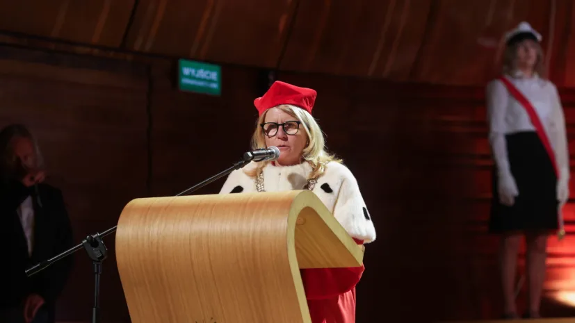 30.09.2026. Rektor Uniwersytetu im. Adama Mickiewicza w Poznaniu prof. dr hab. Bogumiła Kaniewska podczas międzyuczelnianej inauguracji roku akademickiego 2026/2027 w sali koncertowej Narodowej Orkiestry Symfonicznej Polskiego Radia w Katowicach. PAP/Jarek Praszkiewicz